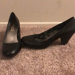 Short black pump with rounded toe